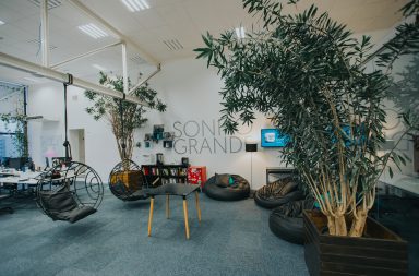 Um dos ambientes descontraídos na sede da fintech em Curitiba